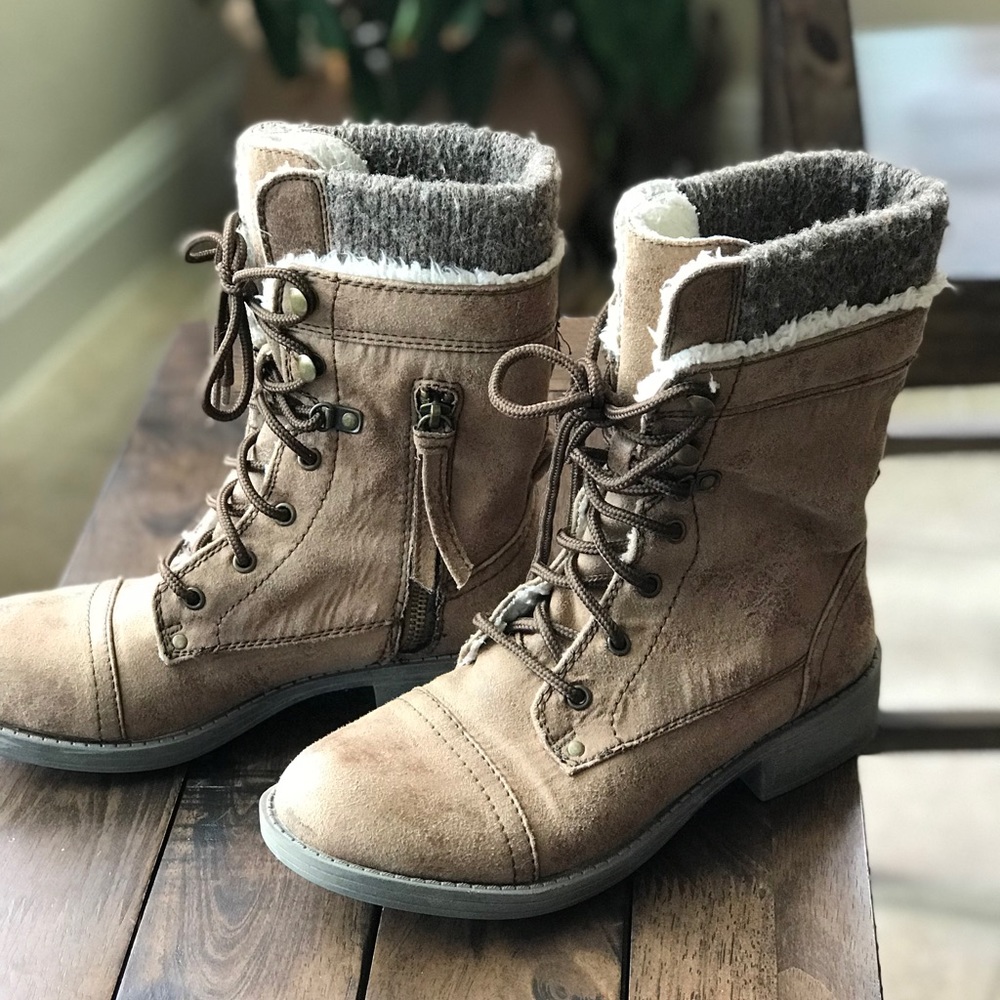 Roxy boots.